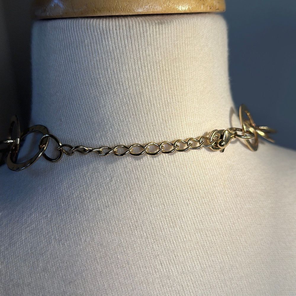 Hammered gold ring loop necklace - Picture 5 of 7